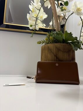 NWT Tory Burch Rich Walnut Emerson Patent Continental Wallet